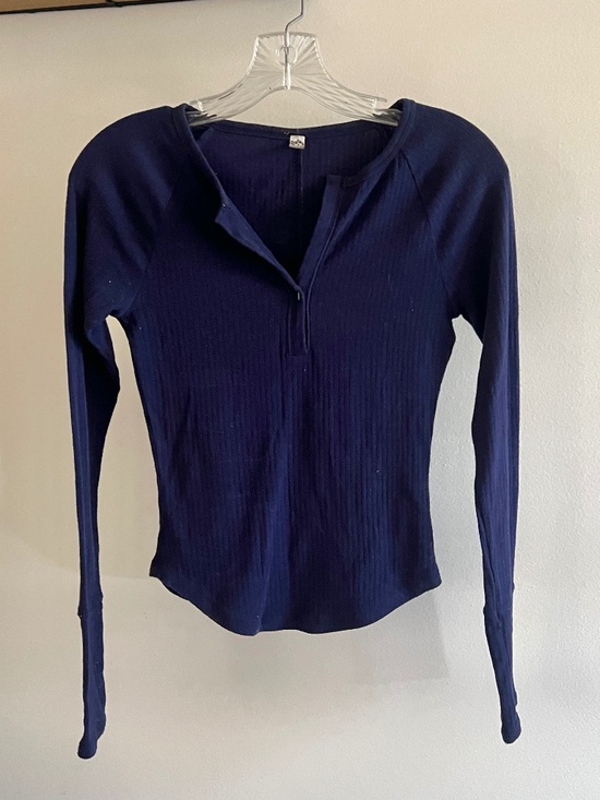Tops - 🪞 Navy blue ribbed stretch long sleeve top with a v-neckline women size XSmall